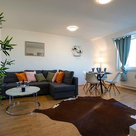 Stylish 2 Floor Penthouse • 15 Min To City Center ウィーン エクステリア 写真