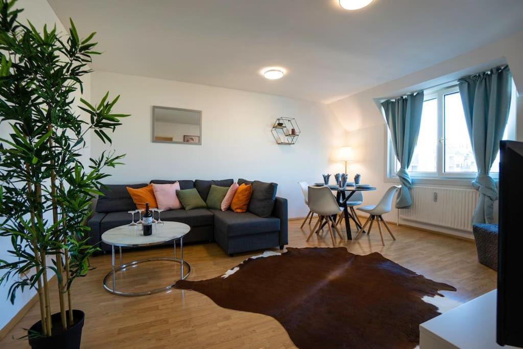 Stylish 2 Floor Penthouse • 15 Min To City Center ウィーン エクステリア 写真