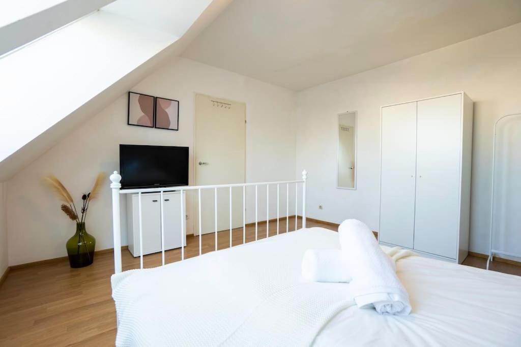 Stylish 2 Floor Penthouse • 15 Min To City Center ウィーン エクステリア 写真
