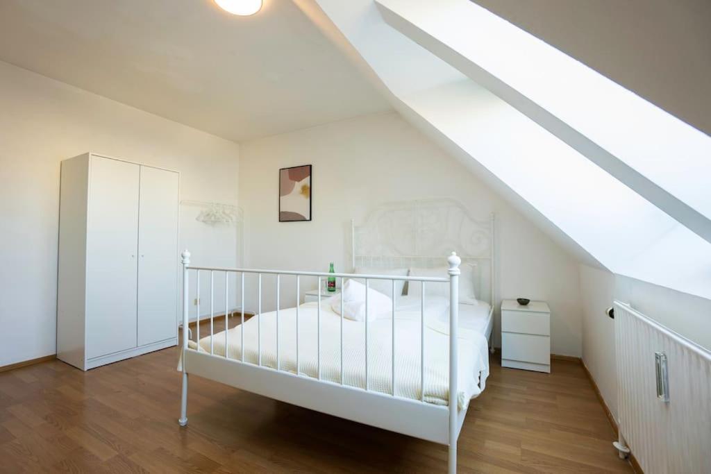Stylish 2 Floor Penthouse • 15 Min To City Center ウィーン エクステリア 写真
