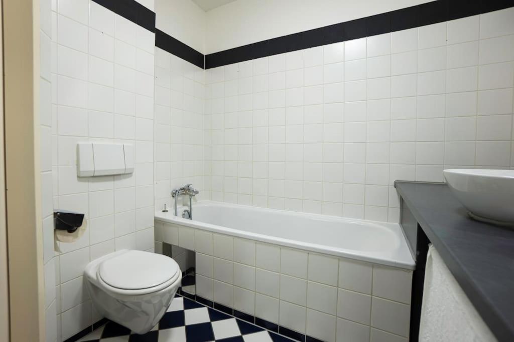 Stylish 2 Floor Penthouse • 15 Min To City Center ウィーン エクステリア 写真