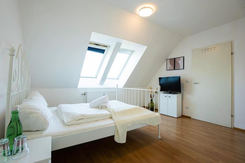 Stylish 2 Floor Penthouse • 15 Min To City Center ウィーン エクステリア 写真