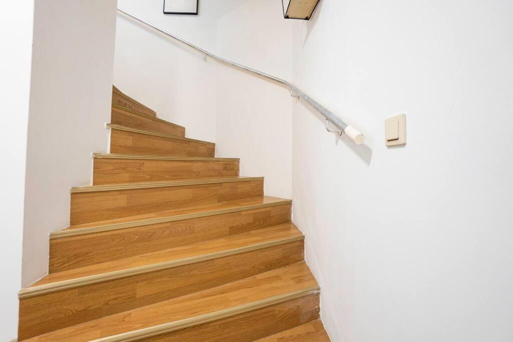 Stylish 2 Floor Penthouse • 15 Min To City Center ウィーン エクステリア 写真