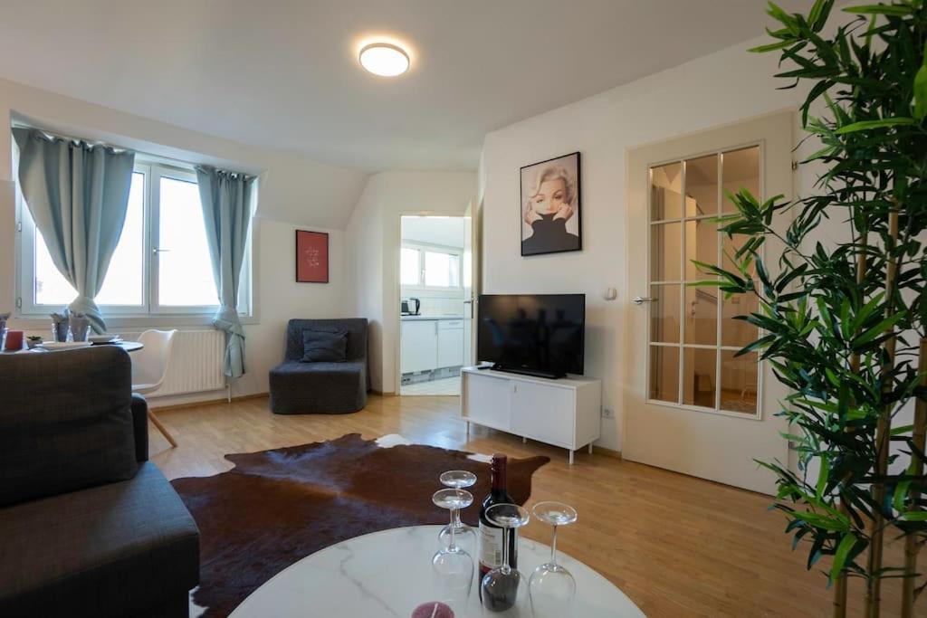 Stylish 2 Floor Penthouse • 15 Min To City Center ウィーン エクステリア 写真