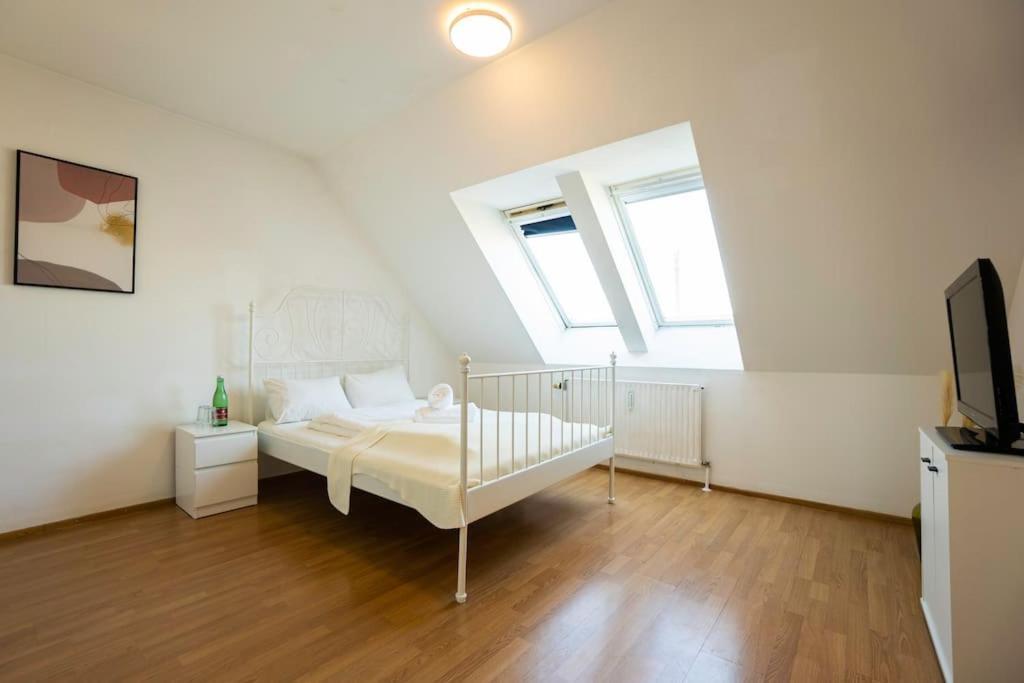 Stylish 2 Floor Penthouse • 15 Min To City Center ウィーン エクステリア 写真